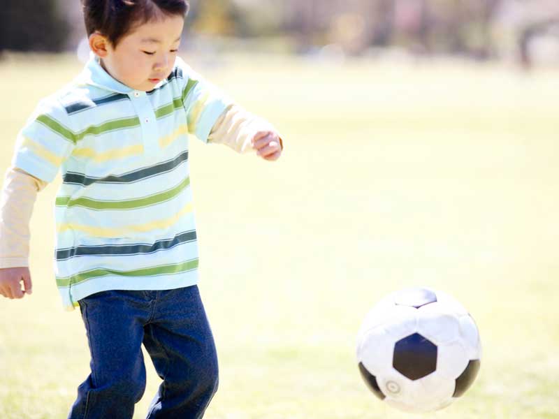 サッカーボールで遊んでいる子供