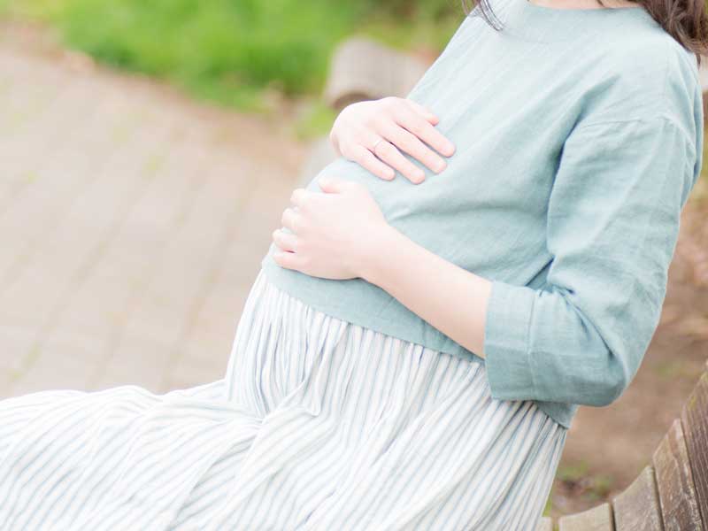 胎動を感じる妊婦さん