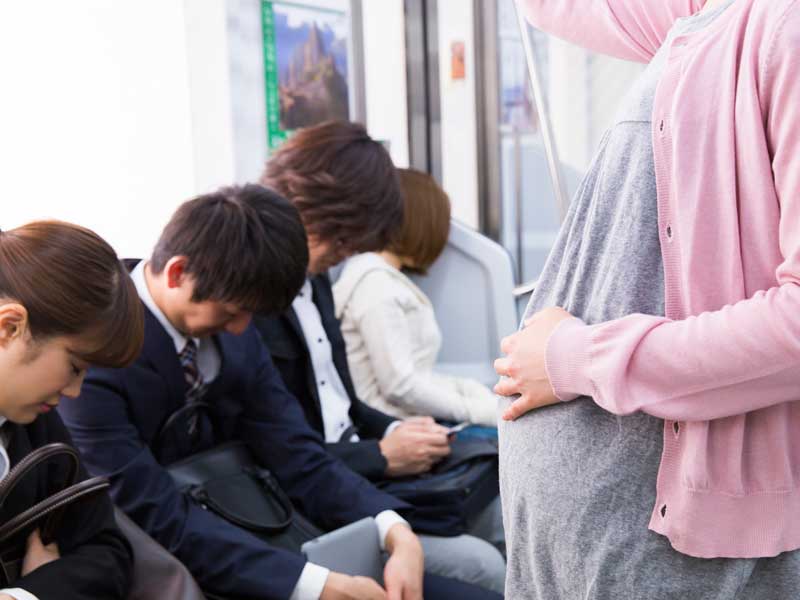 電車の中で立っている妊婦さん