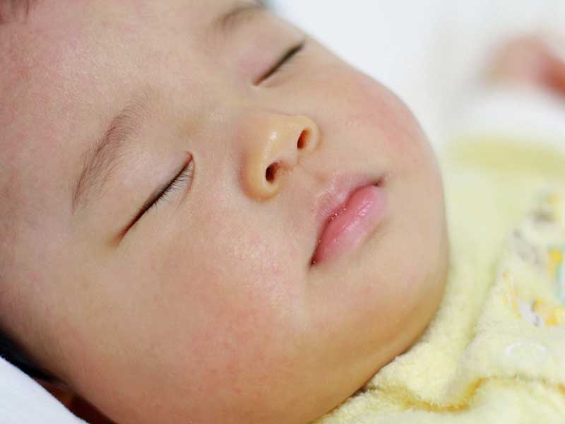 寝ている新生児の赤ちゃん