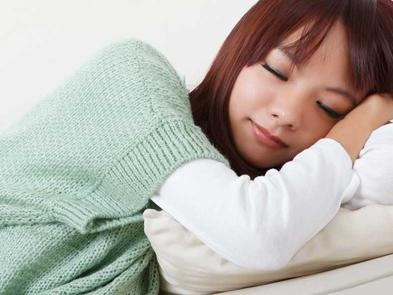 横向き寝の女性