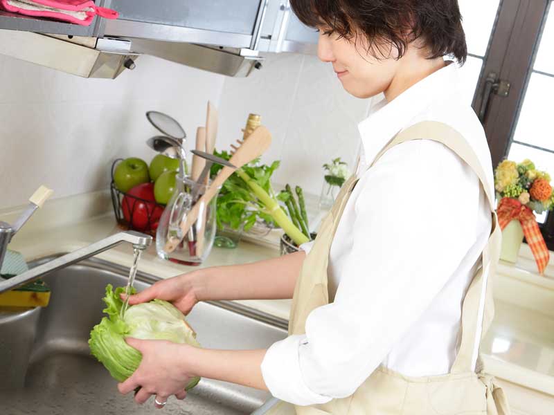 料理をしているお母さん