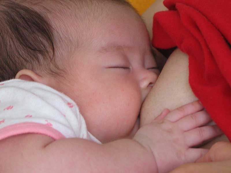 赤ちゃんに授乳をしているお母さん
