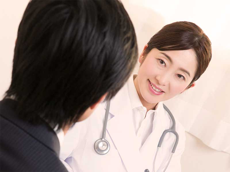 風疹の抗体検査のために病院で診察を受けているパパ