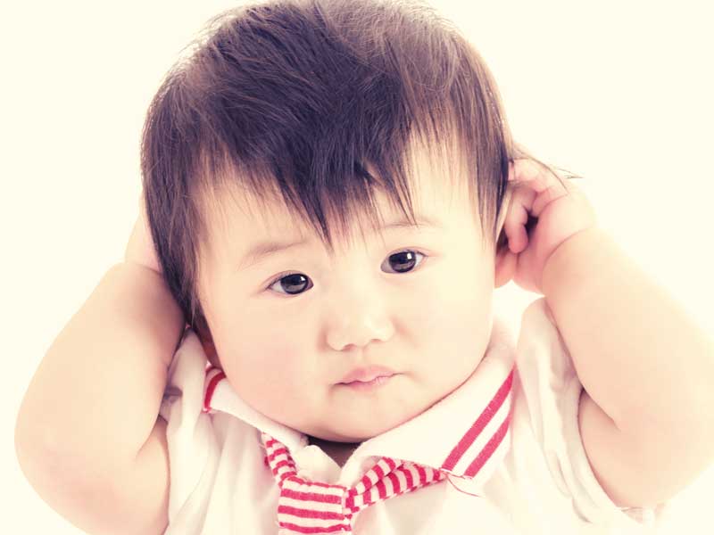耳を触る赤ちゃん