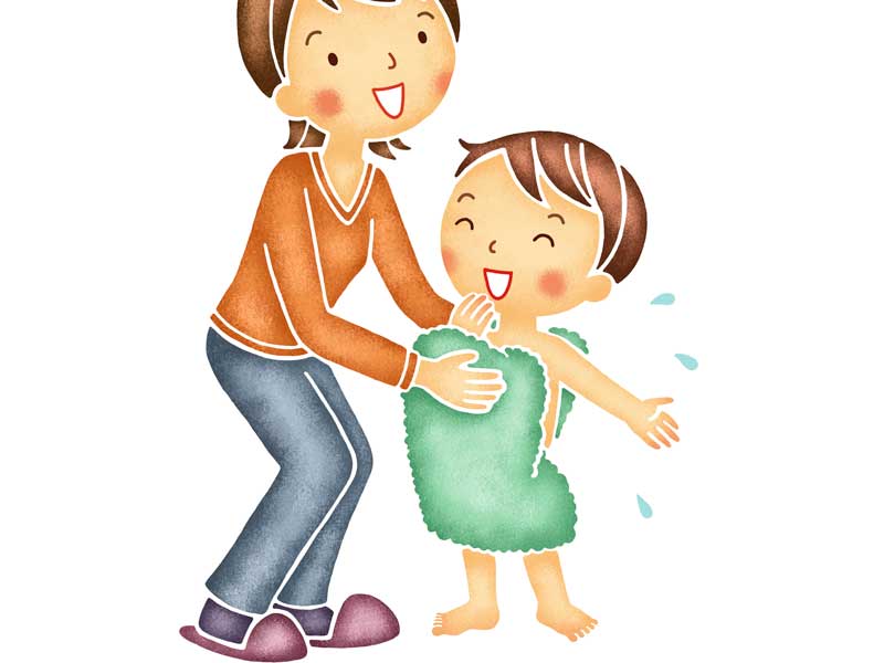 お風呂上がりの子供の体を拭くママイラスト