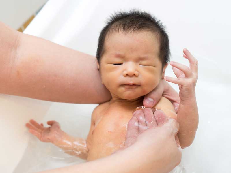 沐浴をしている赤ちゃん