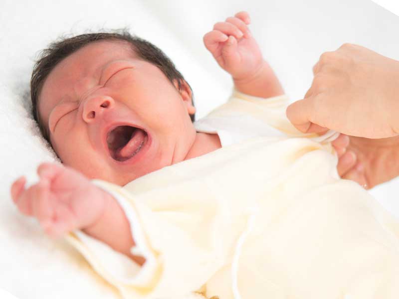 泣いている新生児の赤ちゃん