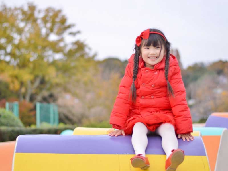 冬の公園で遊ぶ女の子