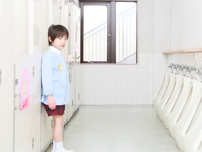 幼稚園のトイレにいる子供