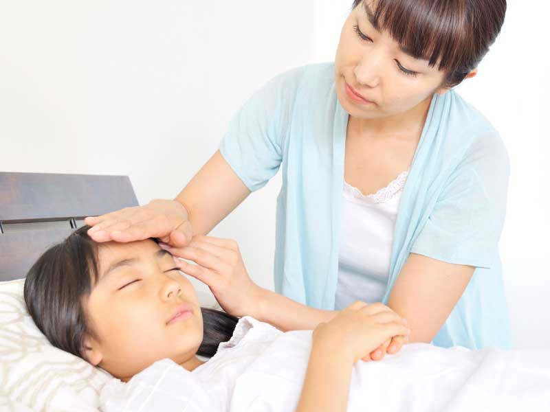 発熱している子供とママ