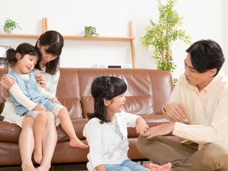 子供達と遊んでいる両親