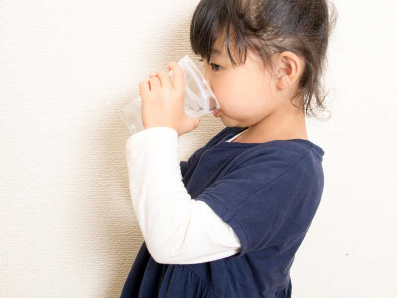 水を飲んでいる女の子