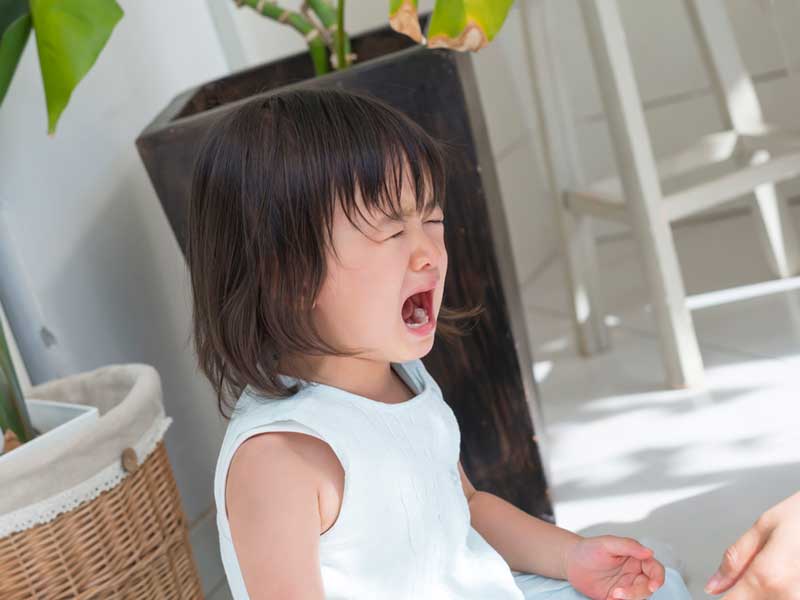 泣いている幼児