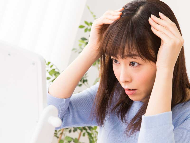 鏡を見る女性