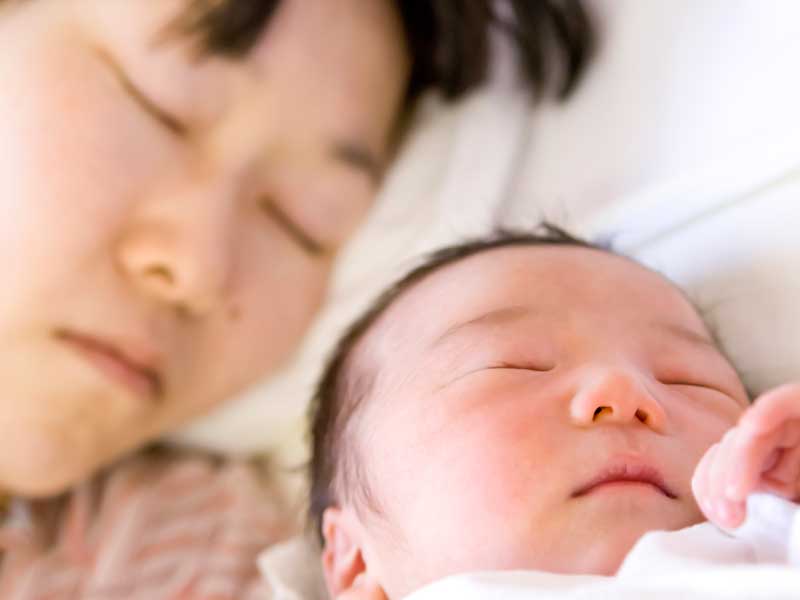 出産を終えたママと新生児