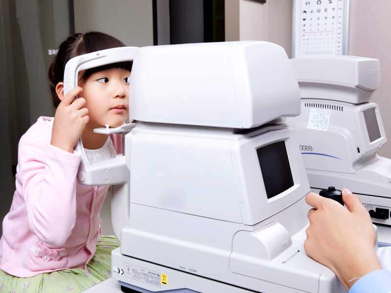 眼科で検査を受ける女の子