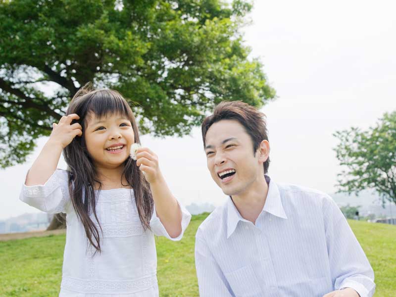 楽しそうにしている親子