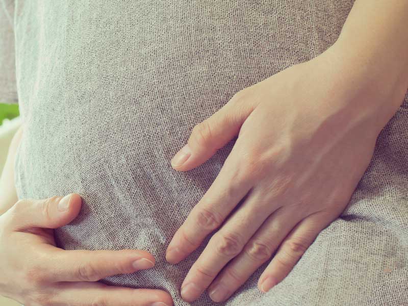 お腹を触る妊婦さん