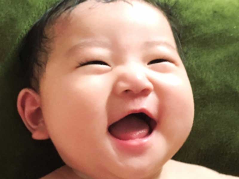 笑顔の赤ちゃん