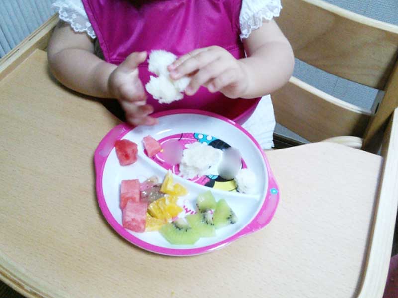 離乳食を食べている子供