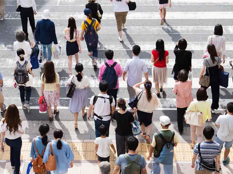横断歩道を渡る人々