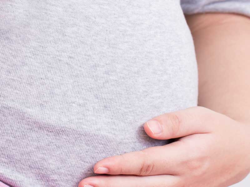 お腹を触る妊婦さん