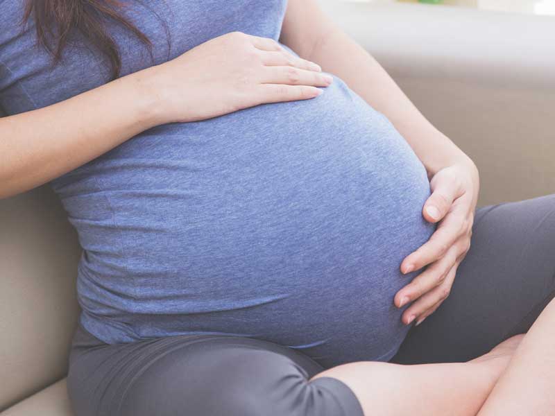 お腹を触る妊婦さん