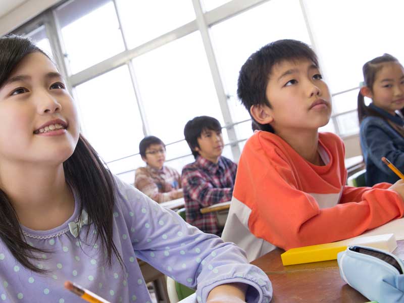 授業中の小学生達