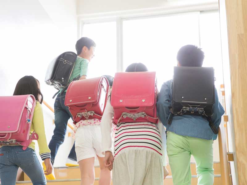 階段を上る子供達