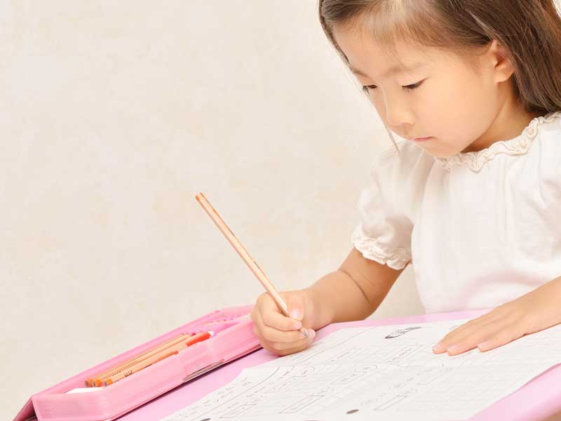 勉強をしている女の子