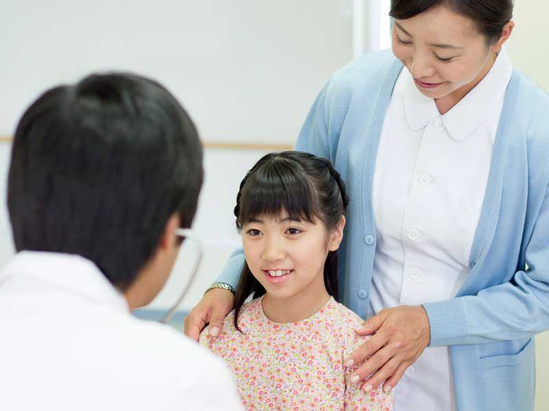 病院で診察を受けている女の子