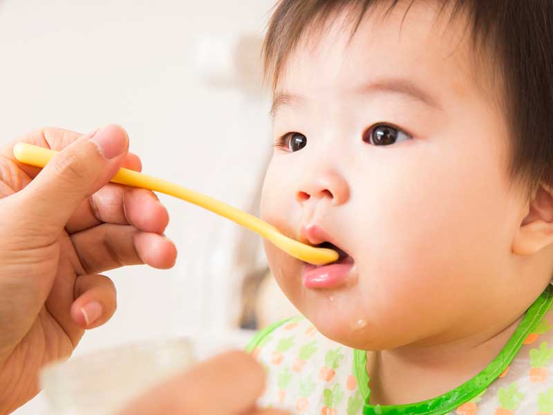 離乳食を食べている赤ちゃん