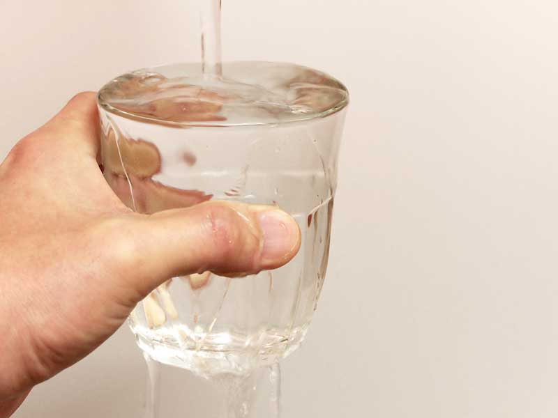 水が溢れるコップ