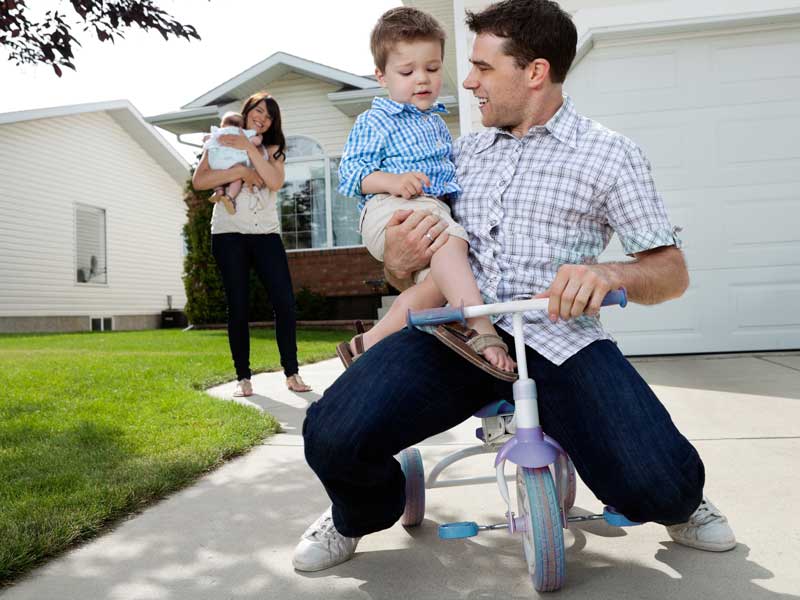 三輪車で遊ぶ親子