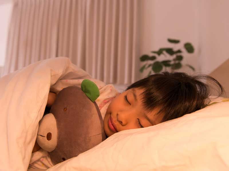 ベッドで眠る女の子