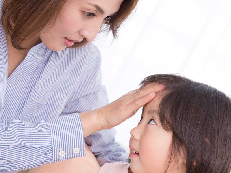 子供の頭を触るお母さん