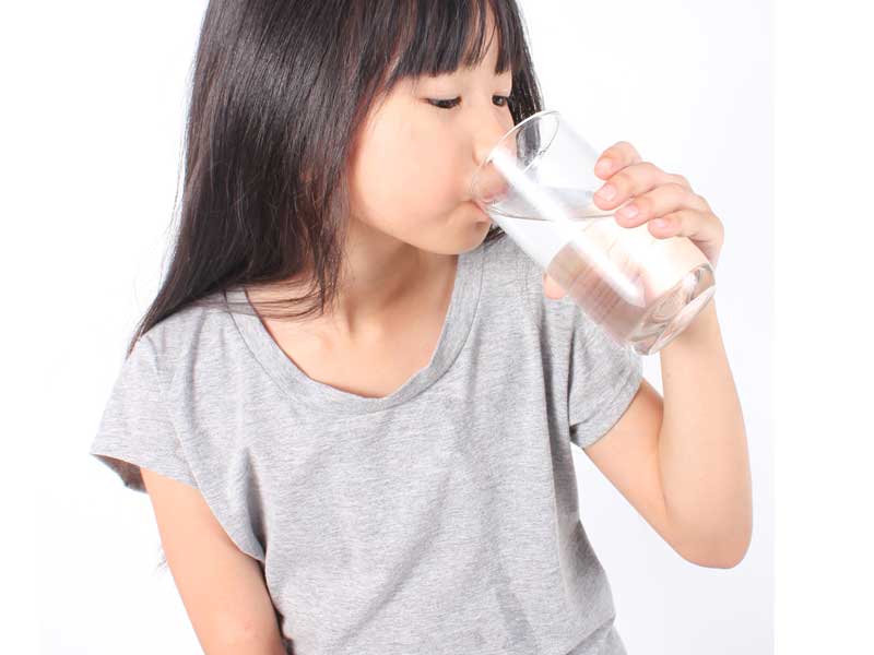 水を飲む女の子