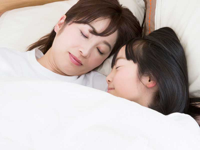 一緒に寝る親子