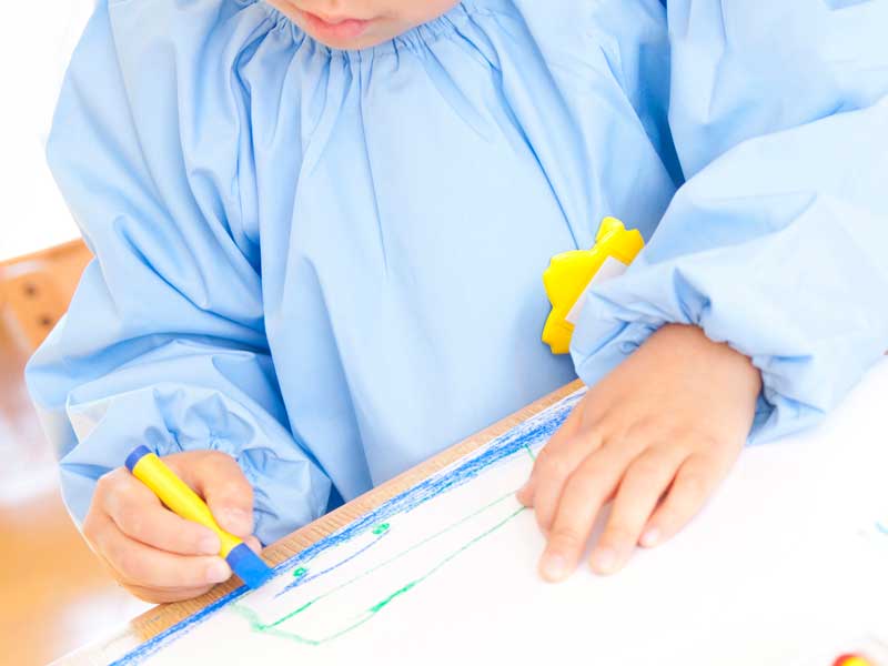 絵を描く男の子