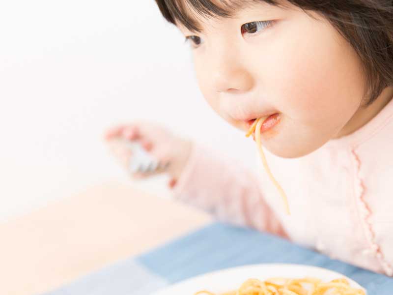 ご飯を食べる女の子