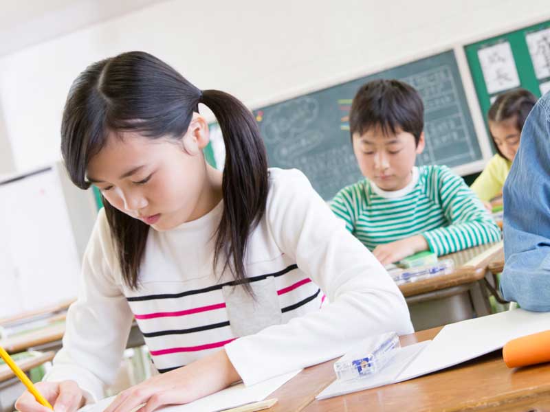 勉強をしている小学生達