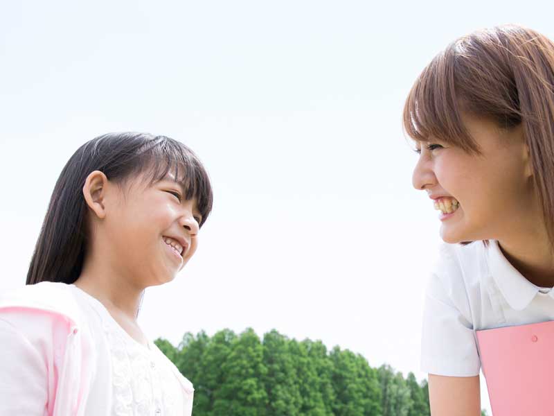 談笑する看護士と子供
