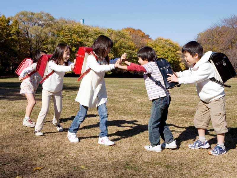 公園で遊んでいる小学生達