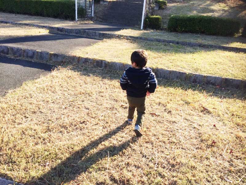 芝の上で走り回る男の子