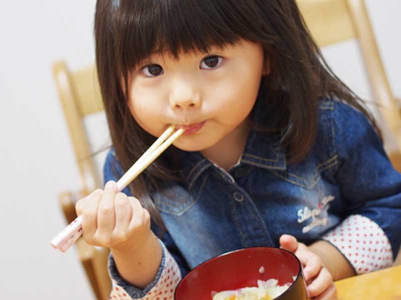 食事をしている女の子