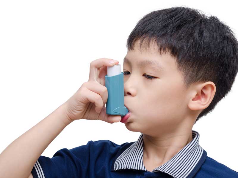 吸入器を使っている男の子