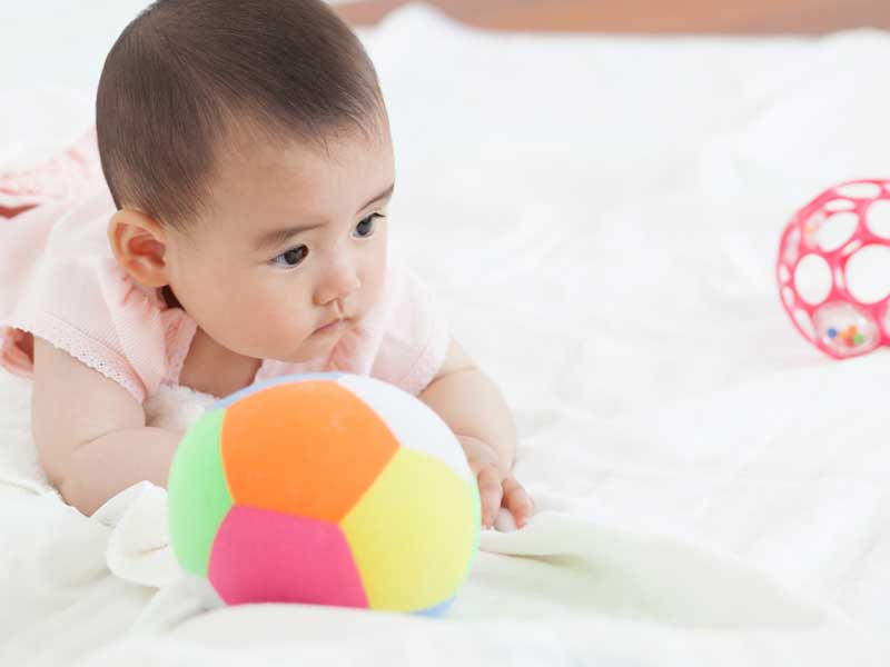 おもちゃで遊ぶ赤ちゃん
