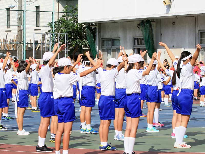学校にいる小学生達