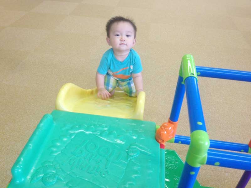 滑り台で遊ぶ幼児